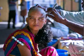 印度寺庙生财有道：日均理发2万人，每年创收上亿美元图片