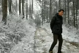 45岁保剑锋路透暴瘦，脸颊凹陷认不出，村民打扮太土差距大图片