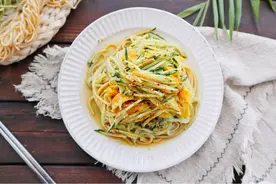 没食欲就吃的蒜汁捞面，河南经典，筋道又爽口图片