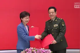 历史性一刻！香港特区政府正式将中区军用码头移交解放军驻港部队图片