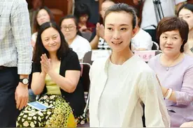 13年前的意外，张艺谋至今都无法弥补，坐轮椅的刘岩反倒满不在乎图片