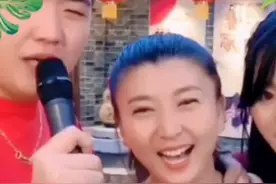 闫学晶一家三口罕同框，被儿子紧搂肩关系好，儿媳颜值高身材傲人图片