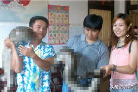 100斤重蟒蛇“保姆”，为报恩与主人同吃同睡，还看家护院抓小偷图片