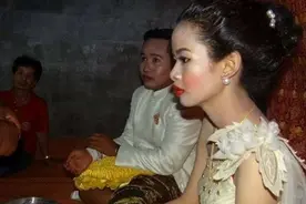 一对新人婚礼当天化的妆不忍直视，换化妆师后大家的眼睛都亮了图片