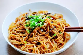 煮面条时，最忌开水下锅！面馆老板教你2招，煮的面条劲道又爽滑图片