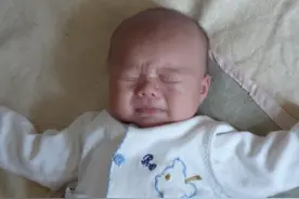 为啥宝宝睡觉时会突然大哭？不是故意在磨人，而是“有苦难言”图片