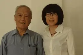 30岁保姆因仰慕70岁大爷，不顾家人反对跟大爷结婚生子，现状如何图片