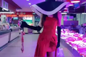 佛媛之后又出现“菜媛”，穿开叉礼裙逛菜市场，走模特步看呆众人图片