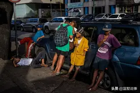 摄影师在委内瑞拉加拉加斯街头，看到了“永远想象不到的景象”图片