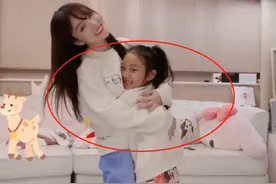 李小璐又跟孩子做手势舞，甜馨反应成亮点，母女情如何一望而知图片