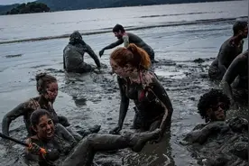 巴西最“污”的节日，美女着装清凉不顾形象，和男性在泥地里打滚图片