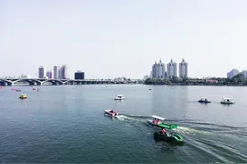 从这儿看南阳，真像海滨城市，白河这片沙滩引来数百人玩耍图片