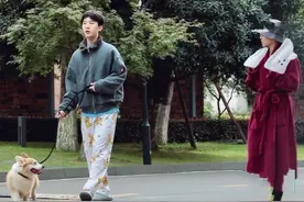 刘雨昕范丞丞相约遛狗，深红色睡衣配黑礼帽，网友：好像贵妇图片