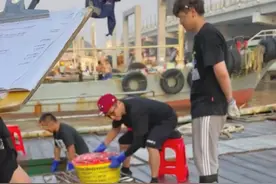 41岁邓超录制新综艺，码头帮工人卸货，速度太慢疑遭旁人嫌弃？图片