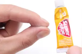 “胶水之王”502沾在皮肤上，别错了，教您简单绝招，自动溶解开视频封面