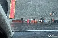 榆林大街街口路面湿滑多辆送孩子上学摩托车摔倒图片