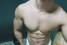 180cm肌肉奶爸身材照疯传，满屏荷尔蒙在躁动图片