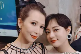 甄嬛后宫时隔10年同框，蔡少芬穿礼服抹平9年年龄差，孙俪被秒杀图片
