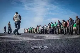 航母甲板上一颗铆钉能换一辆小轿车，这是真的吗？图片