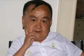 “阴蚀王”张伸：身高1.15米，44岁娶26岁娇妻，如今独自抚养儿子图片