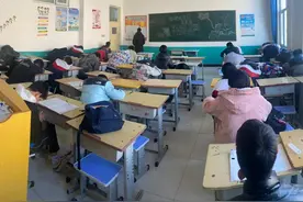 迷茫的老师图片