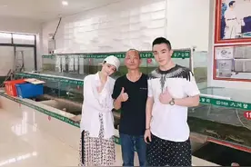 张馨予夫妇买海鲜被偶遇，何捷穿老婆衣服，她穿男士衬衫好娇小图片