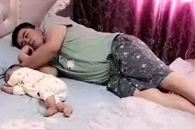 “最操心爸爸”火了，摸娃脚丫探娃鼻息，网友：放心吧，还活着呢图片