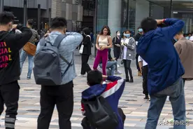 北京街拍摄影师蹲守三里屯 看时尚男女如何穿搭图片