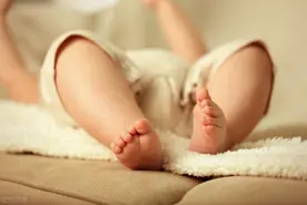 孩子大腿皮纹、臀纹不对称，可能影响走路，快观察图片