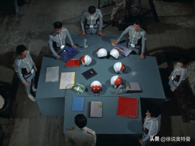 怪兽坐着坦克出现了，赛文奥特曼被怪兽碾压，怪兽：看我的厉害