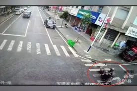 岳阳两摩托相撞，一抢救一轻伤！这个安全细节许多人常不放心上图片