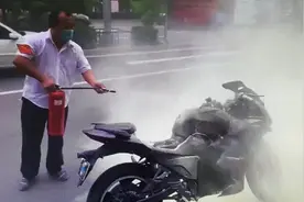 石家庄：加油站附近摩托车自燃，公交车长停车帮忙灭火图片