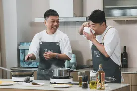 黎耀祥自曝演员们爱吃道具饭是因为周润发，第一位圈中女神是米雪图片