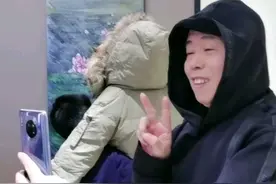 63岁潘长江祖孙三代同框，状态被赞年轻20岁，跑步却仍显蹒跚图片