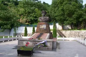 黄永胜出事后，妻子和其离婚，晚年官运亨通，后面还是合葬在一起图片