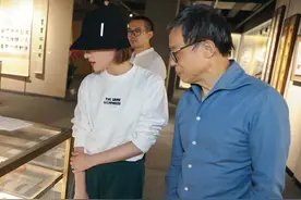 孙俪穿休闲装看展，渔夫帽配白卫衣很清爽，亮色唇彩却成最大亮点图片