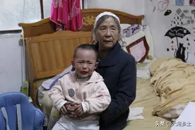 7旬老人带孙女艰难求医：孩子生病后她爸跑了，我得替儿子赎罪图片