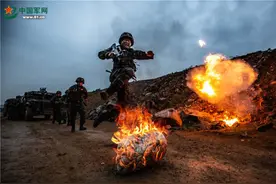 超燃！看特战队员突破极限沙场砺精兵图片