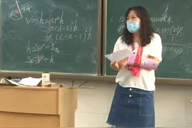 王老师，您带伤上课的样子，很美！图片