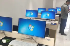 单位领导修电脑“大刀砍价”还出口伤人，行，看到这画面可丢人？图片