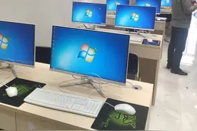 单位领导修电脑“大刀砍价”还出口伤人，行，看到这画面可丢人？图片