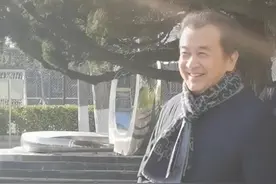 61岁黄宏近照罕见曝光，身材发福头发稀疏，笑容灿烂心情好图片