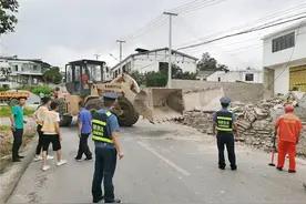 公路边违规修围墙，管理部门：拆图片