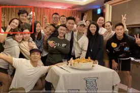 陈乔恩携男友聚会，腰粗腿壮呈现幸福肥，靠在艾伦身前很甜蜜图片