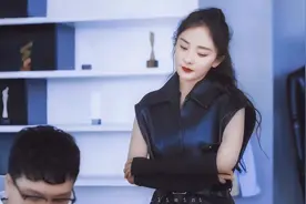 杨幂皮衣造型尽显欧美女王范，波浪长发搭配红唇气质出众图片