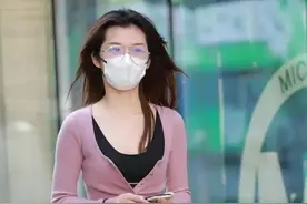 美女上街，戴上口罩看起来也是那么时尚图片