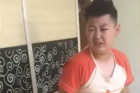黑龙江男孩不知道疫情放假，睡过头被父亲提醒迟到1小时瞬间急坏图片