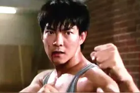 63岁元彪近照，手拿雪茄现身街头精神足，与初恋结婚37年无绯闻图片