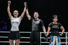 “超级赛亚人”赛奇的姐姐再战ONE冠军赛，穿超短裙打拳你爱了吗图片