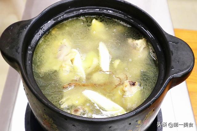 16一斤的甲鱼到底怎么做才香？加点鸡肉一起炖，汤鲜肉嫩还大补